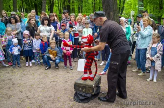 дети смотрят на выступление куклы
