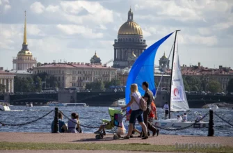 Парусная регата около Петропавловской крепости в Санкт-Петербурге