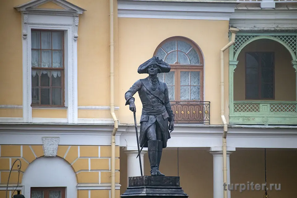 памятник императору Павлу I