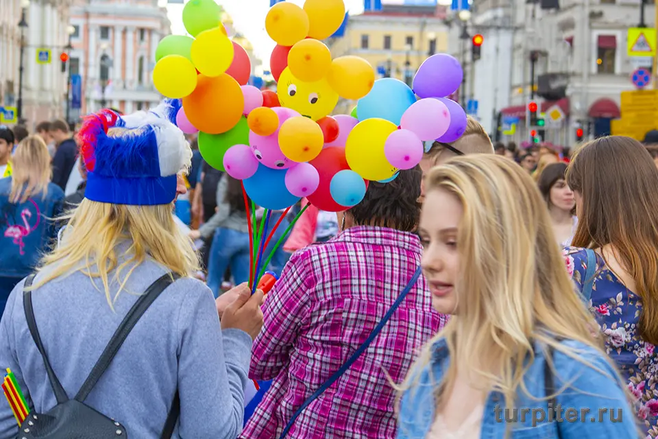 гулянье на Невском проспекте в Санкт-Птеребурге