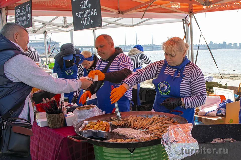 много корюшки на празднике продают в Санкт-Петербурге