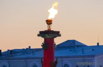горит огонь на ростральной колонне