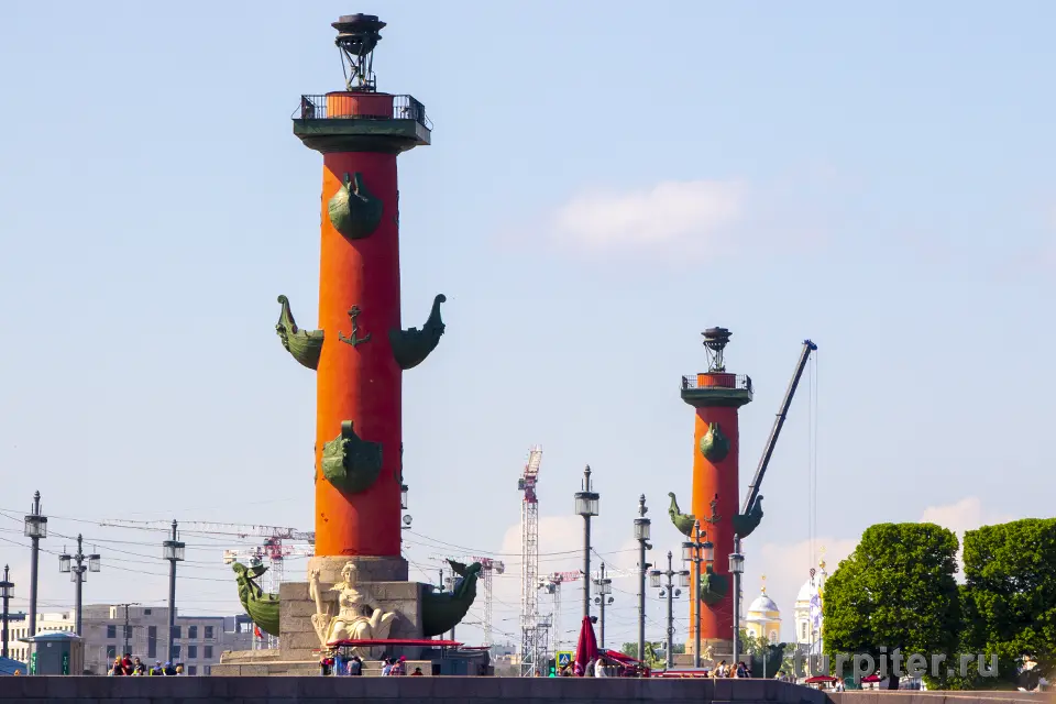 ростральные колонны в Санкт-Петербурге