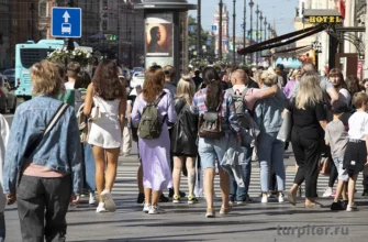 много туристов на Невском проспекте в Санкт-Петербурге