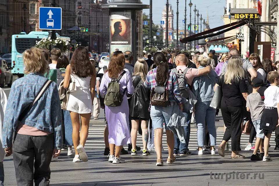 много туристов на Невском проспекте в Санкт-Петербурге