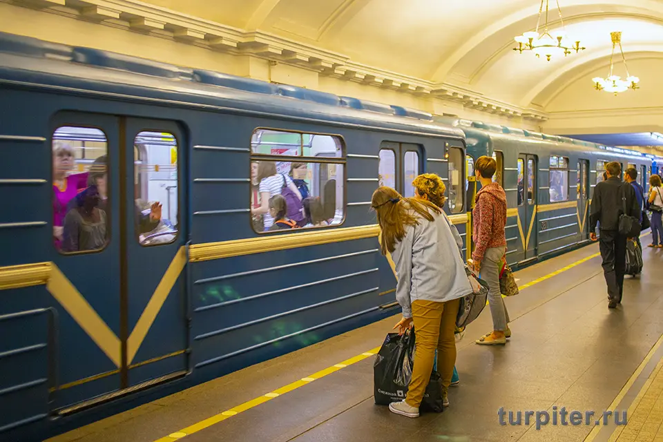 люди на станции метро ждут прибытия поезда