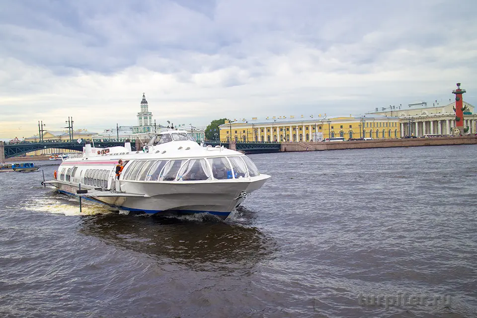 метеор отправился в Петергоф из санкт-Петербурга