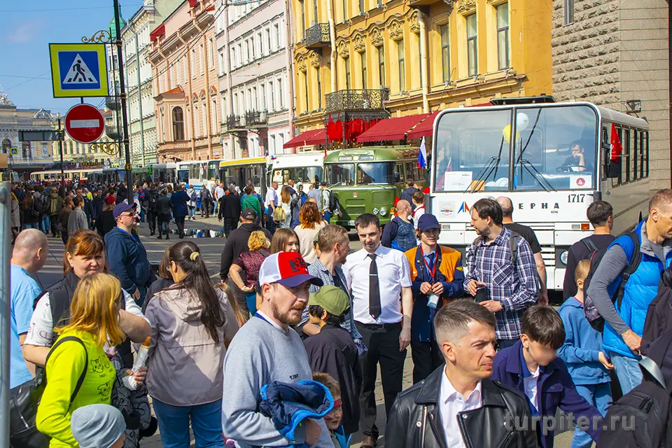 автобусы старые на транспортфест в Санкт-Петербурге