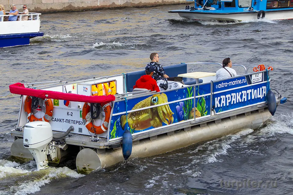 небольшое судно тримаран в Санкт-Птеребурге