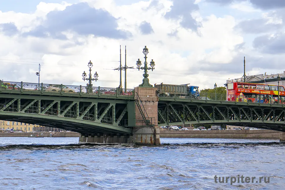 движение транспорта по Троицкому мосту в Петербурге