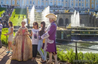 фотографируются около Большого каскада в Петергофе