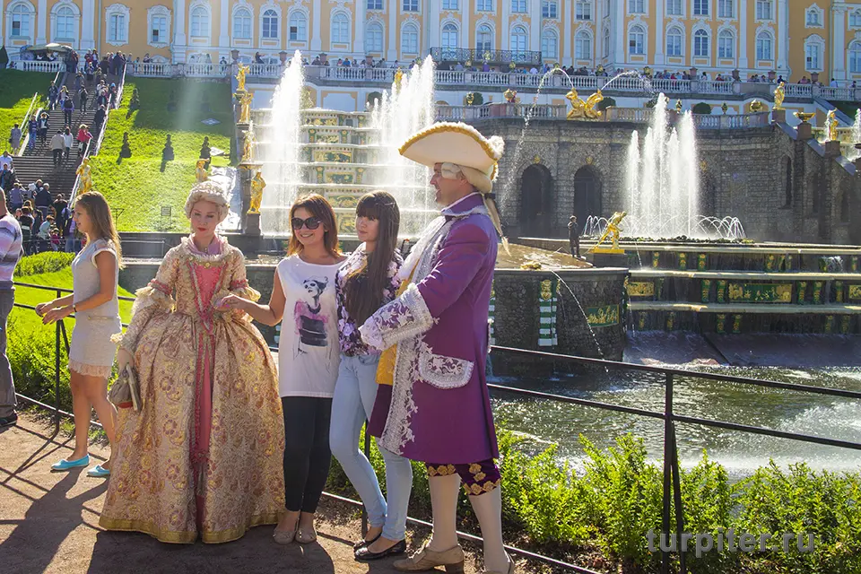 фотографируются около Большого каскада в Петергофе