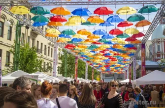 крыша из разноцветных зонтиков день города 2025 санкт-петербург