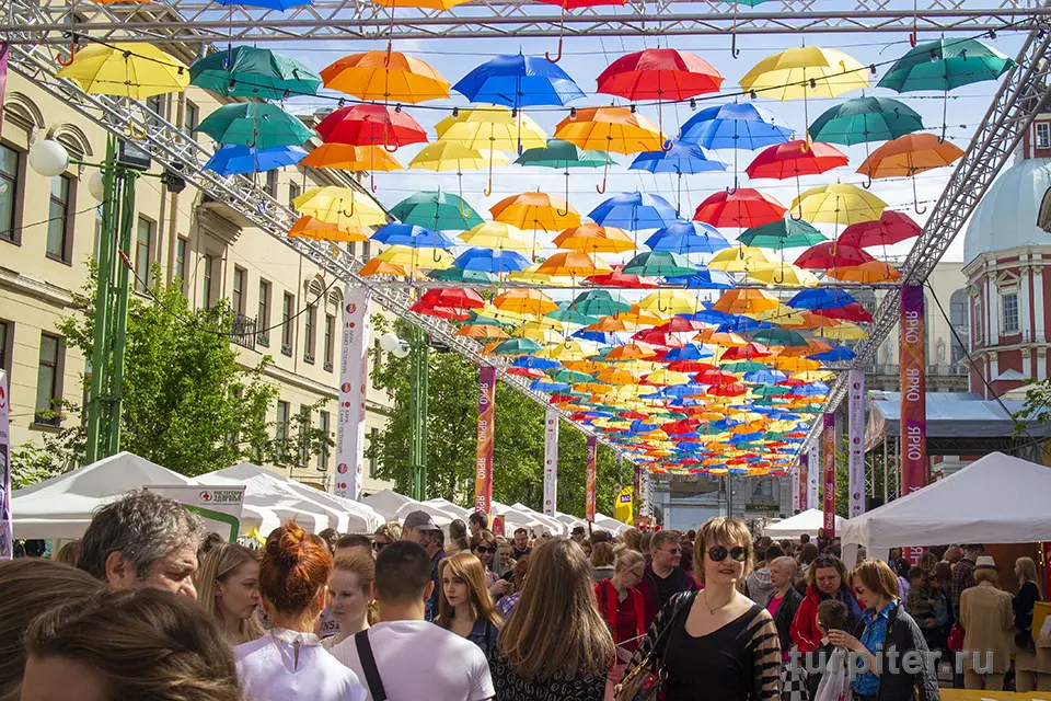 крыша из разноцветных зонтиков день города 2025 санкт-петербург