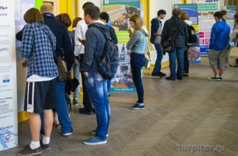 абитуриенты сдают документы в университет
