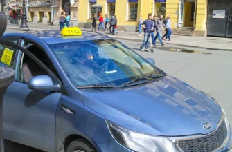 автомобиль такси ждет пассажиров