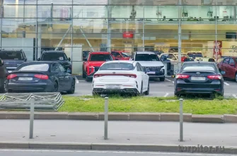 автомобили около автосалона