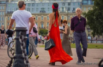 Девушка модель гуляет по набережной Петропавловской крепости