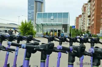 электросамокаты стоят недалеко от станции метро