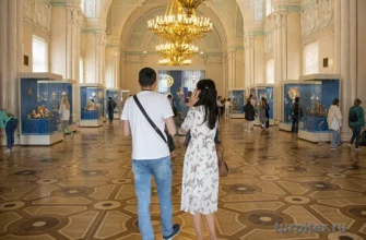 парень и девушка пришли в Эрмитаж