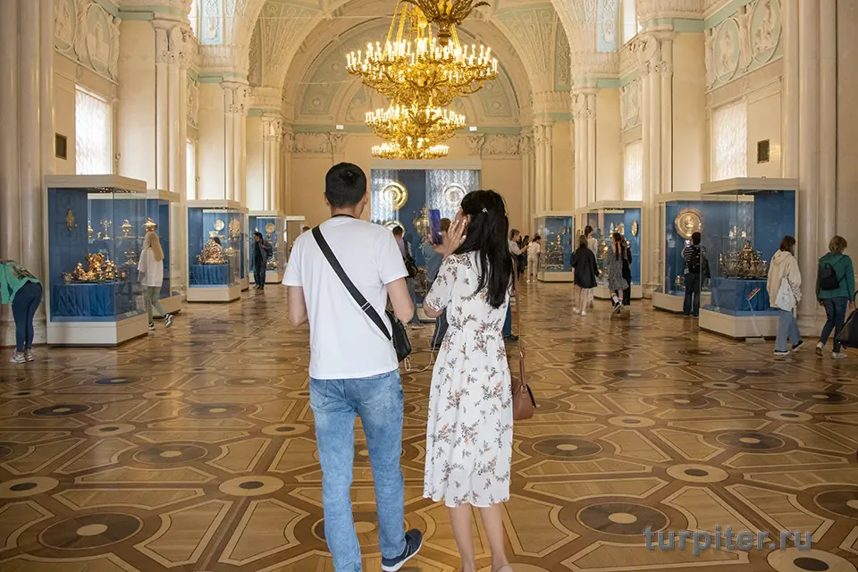 парень и девушка пришли в Эрмитаж