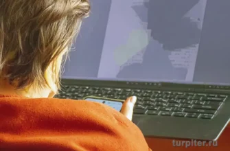 молодой человек работает за ноутбуком