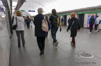 пассажиры в метро идут на выход