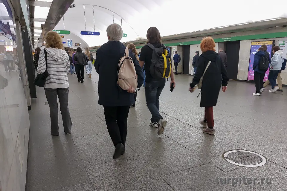 пассажиры в метро идут на выход