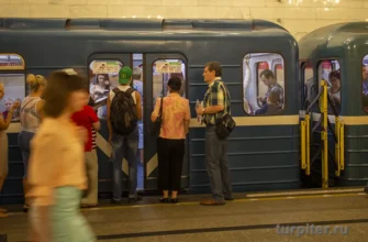 пассажиры заходят в вагон метро