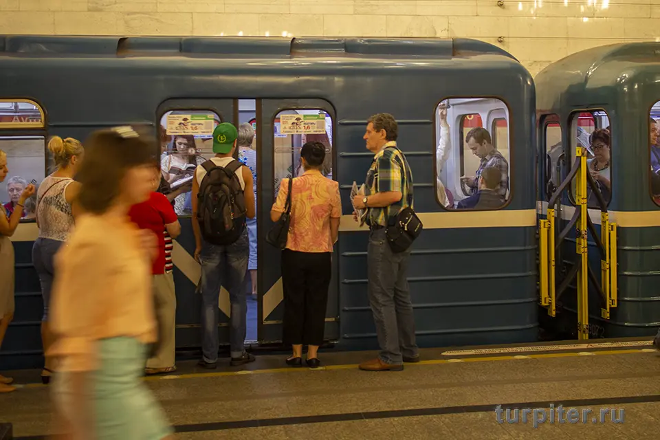 пассажиры заходят в вагон метро