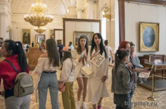 посетители в зале Эрмитажа