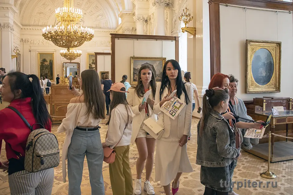 посетители в зале Эрмитажа