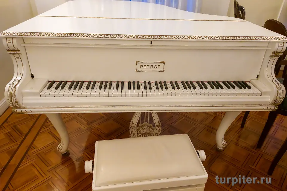 белое пианино во дворце pianissimo 2025