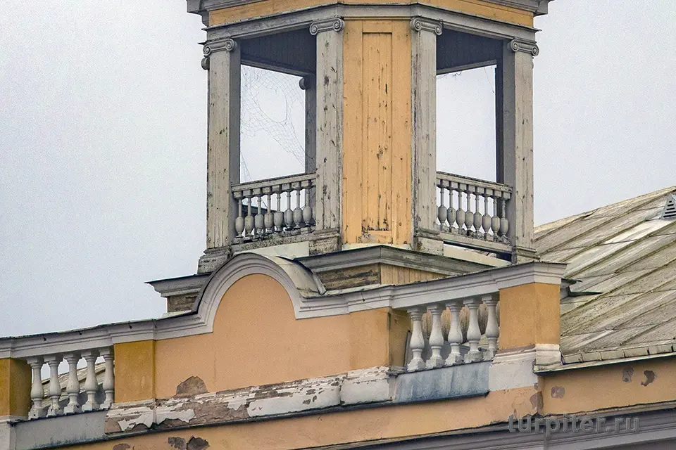 разрушающийся памятник старины