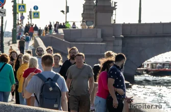 люди гуляют в Петербурге