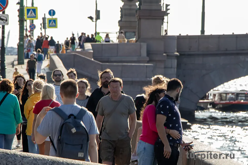 люди гуляют в Петербурге