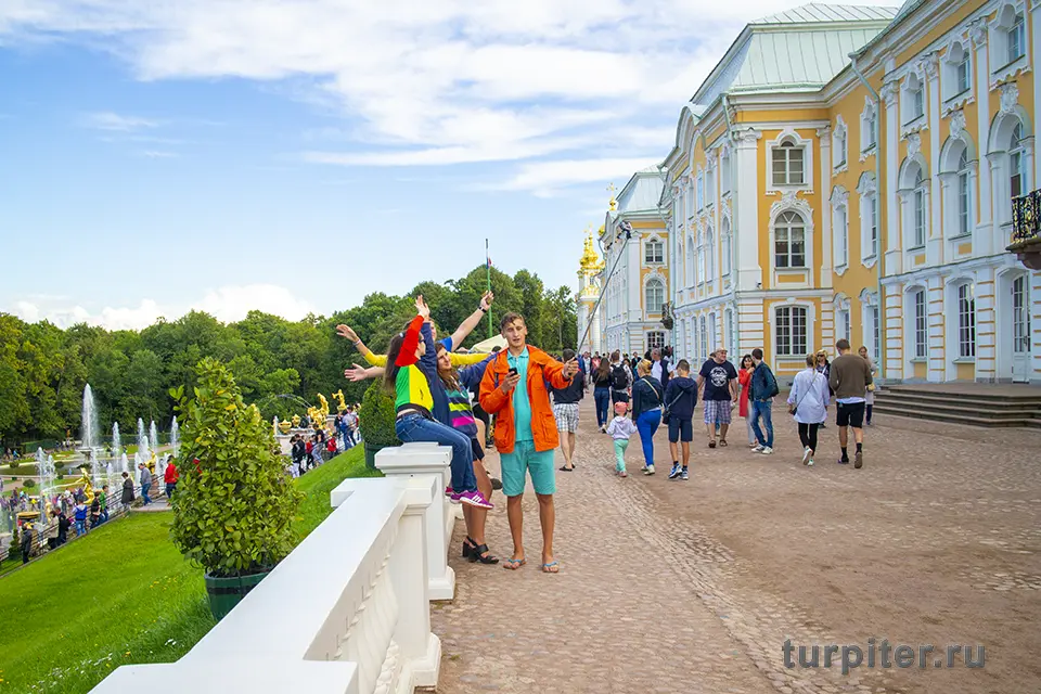 посетители Петергофа