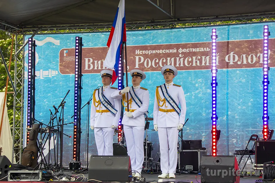 курсанты вынесли флаг Российской Федерации