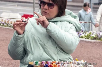 женщина продает свистульки