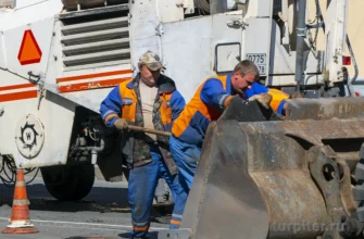 рабочие ремонтируют дорожное полотно