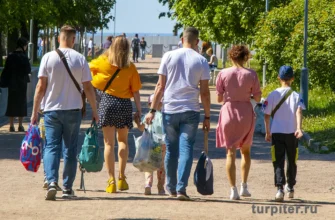 люди иду в парк 300-летия Санкт-Петербурга