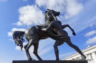 Бронзовый конь на Аничковом мосту в Санкт-Петербурге