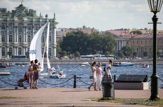 яхта на Неве вид с Петропавловской крепости летом