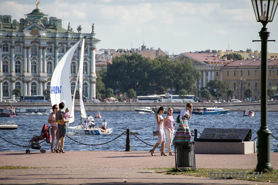 яхта на Неве вид с Петропавловской крепости летом