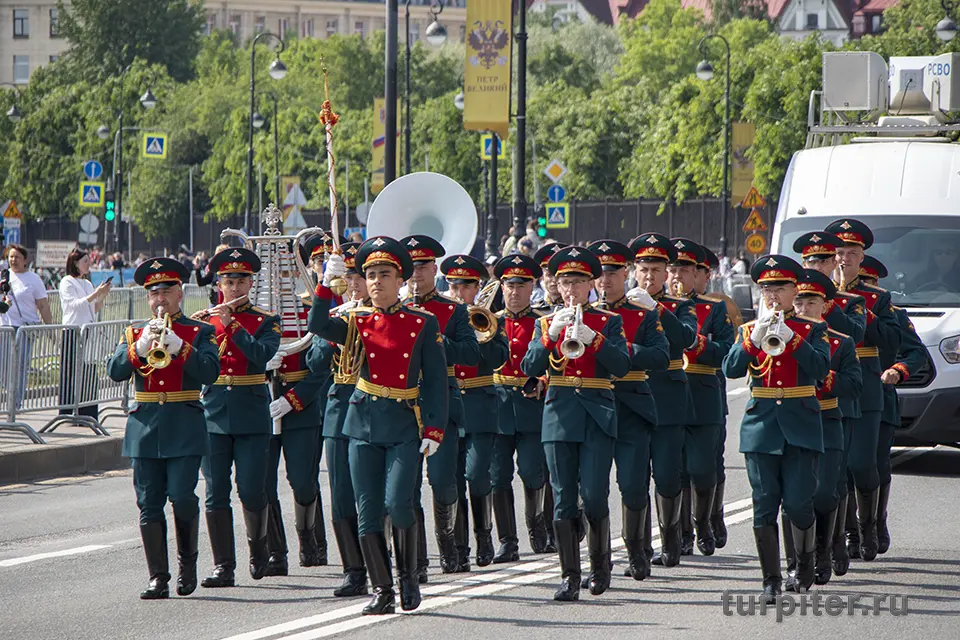 марширует военный оркестр на фестивале