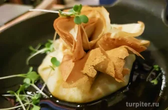 красивый вкусный блин с начинкой в кафе