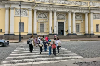 художники идут в этнографический музей