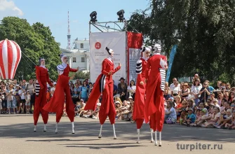 выступление на фестивале уличных театров