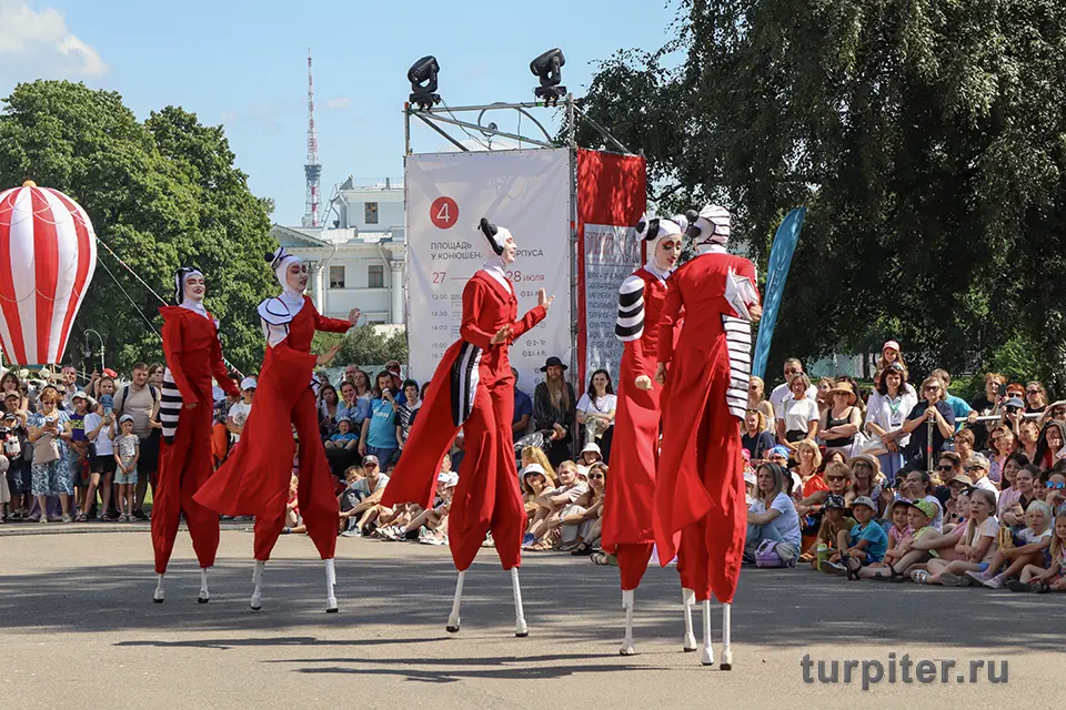 выступление на фестивале уличных театров