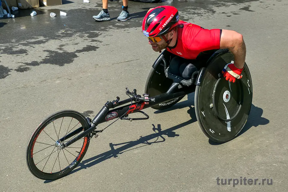 спортсмен на коляске преодолевает триатлон МЕдный всадник